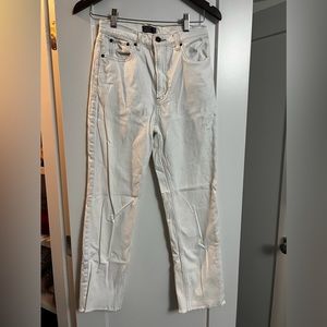 Abercrombie. Zoe Natural Rise Ankle Straight. White w Gold Stitching. Size 26